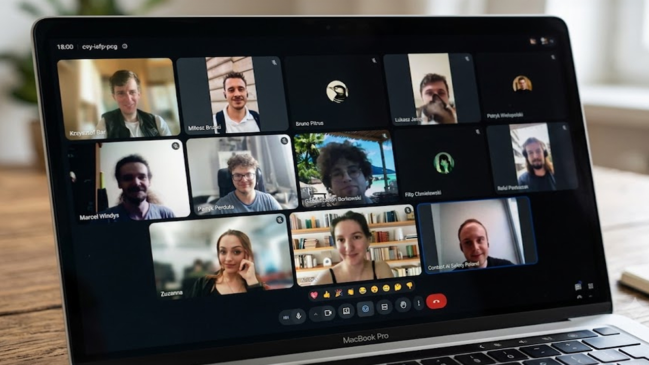 Ekran laptopa z siatką uczestników spotkania wideo