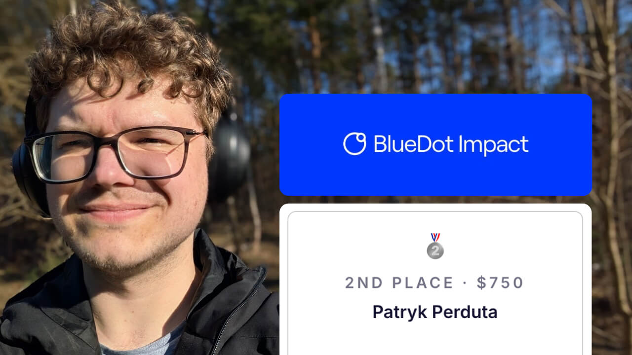 Patryk Perduta na tle drzew z kartą wynikową 2. miejsca BlueDot Impact